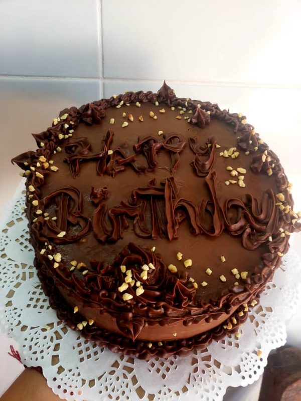 Pastel relleno de chocolate y frutos secos